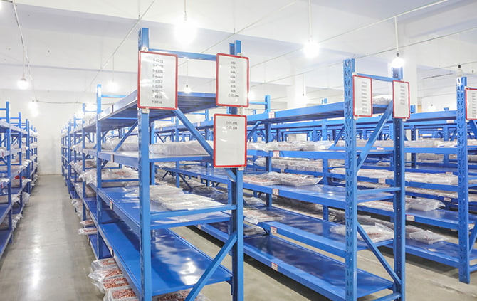 Dentro do armazém e centro de distribuição moderno e organizado da Halan Welding, garantindo atendimento rápido e preciso de pedidos de consumíveis de plasma em todo o mundo.