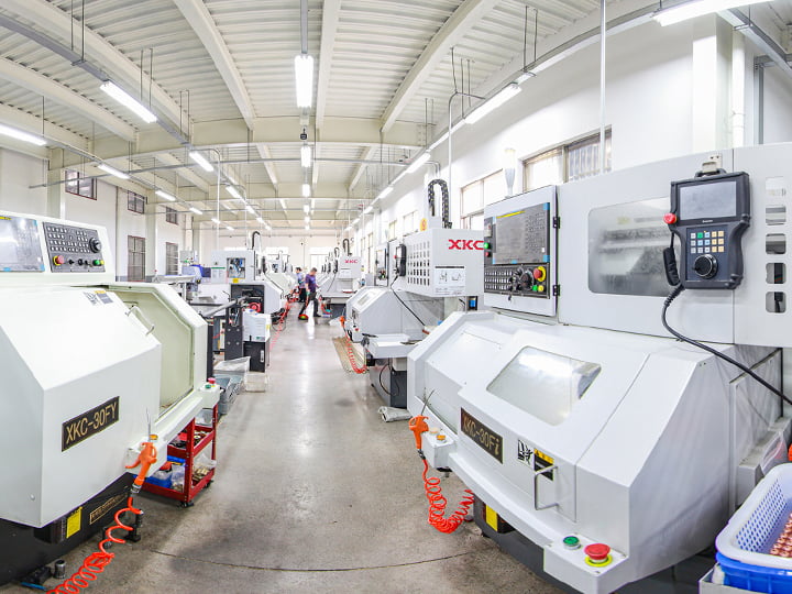 ALT文本:Equipe de soldagem Halan e instalação de fabricação, representando nosso compromisso com consumíveis de plasma de precisão desde 2016.